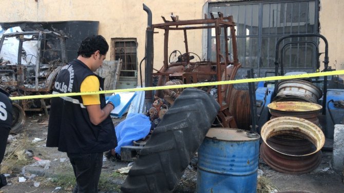 Hurda traktörün yanında ölü bulundu