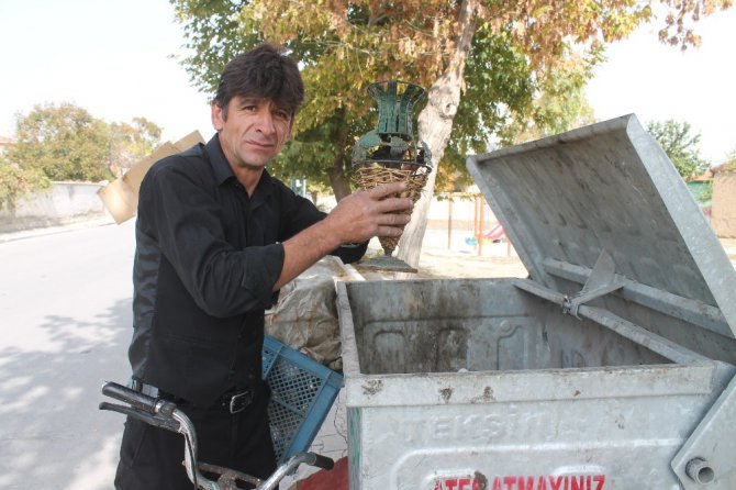 Çöpten bulduğu malzemelerle süs havuzlu şömineli bahçe yaptı