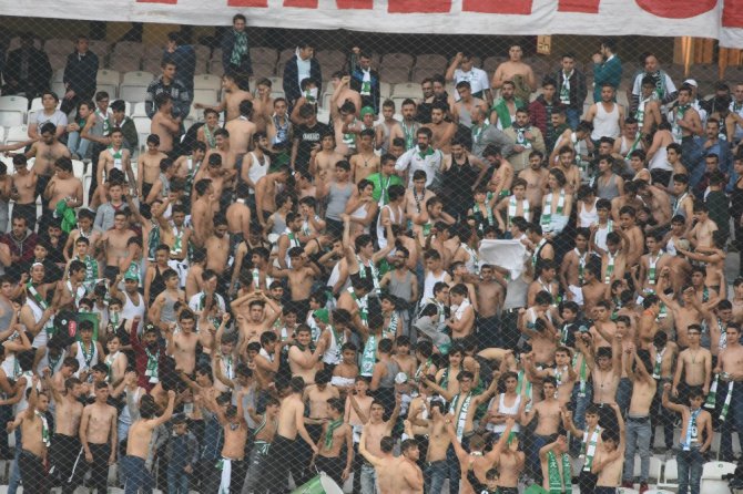 Konyaspor taraftarı maçı çıplak izledi
