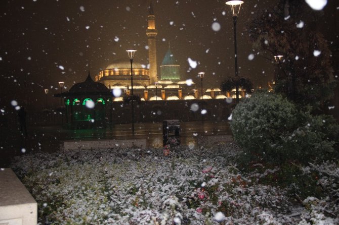 Konya kent merkezine mevsimin ilk karı düştü
