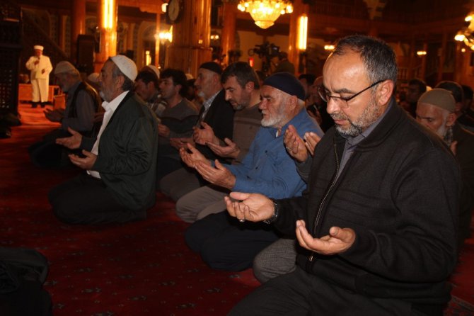 Konya’da Mevlit Kandili’nde camiler doldu taştı