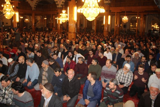 Konya’da Mevlit Kandili’nde camiler doldu taştı