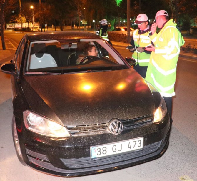 Aksaray’da polis trafik kural ihlallerine geçit vermiyor