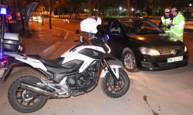 Aksaray’da polis trafik kural ihlallerine geçit vermiyor