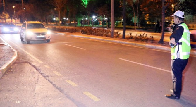 Aksaray’da polis trafik kural ihlallerine geçit vermiyor