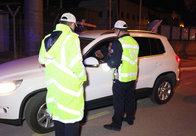 Aksaray’da polis trafik kural ihlallerine geçit vermiyor