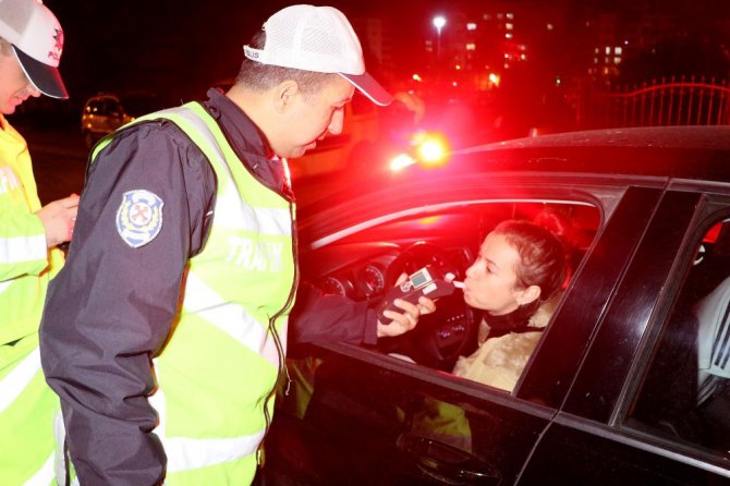 Aksaray’da polis trafik kural ihlallerine geçit vermiyor