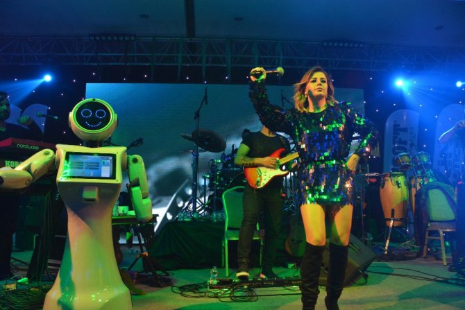 İnsansı robotlar danslarıyla ünlü şarkıcı Merve Özbey’e eşlik etti