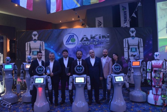 İnsansı robotlar danslarıyla ünlü şarkıcı Merve Özbey’e eşlik etti