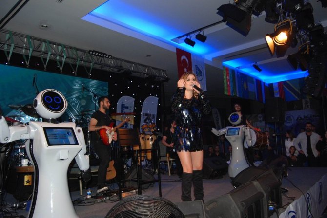 İnsansı robotlar danslarıyla ünlü şarkıcı Merve Özbey’e eşlik etti