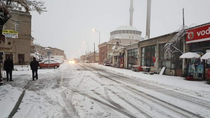 Aksaray’da yüksek kesimlere kar yağdı