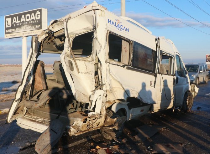 Aksaray’da servis otobüsü ve minibüsü çarpıştı: 17 yaralı