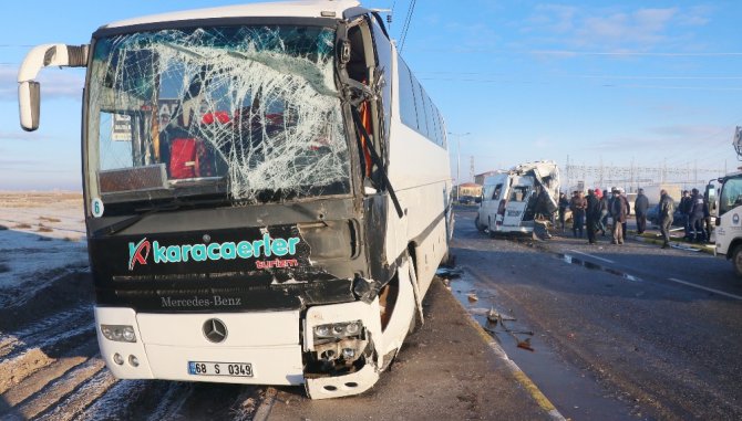 Aksaray’da servis otobüsü ve minibüsü çarpıştı: 17 yaralı