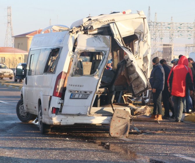 Aksaray’da servis otobüsü ve minibüsü çarpıştı: 17 yaralı