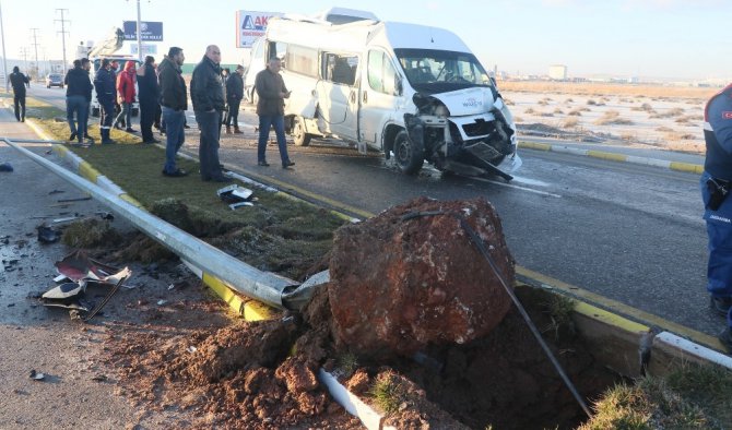 Aksaray’da servis otobüsü ve minibüsü çarpıştı: 17 yaralı