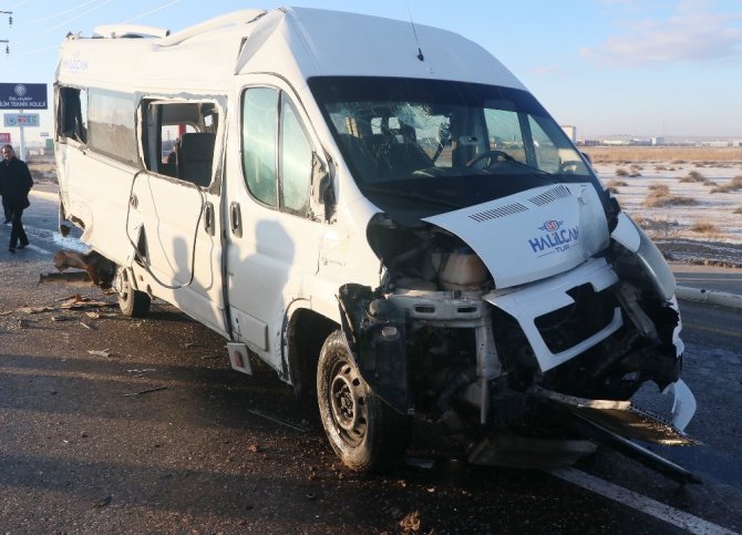 Aksaray’da servis otobüsü ve minibüsü çarpıştı: 17 yaralı