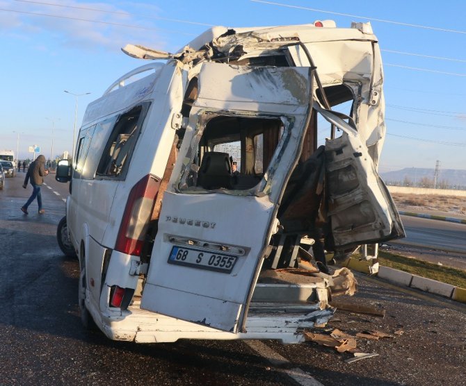 Aksaray’da servis otobüsü ve minibüsü çarpıştı: 17 yaralı