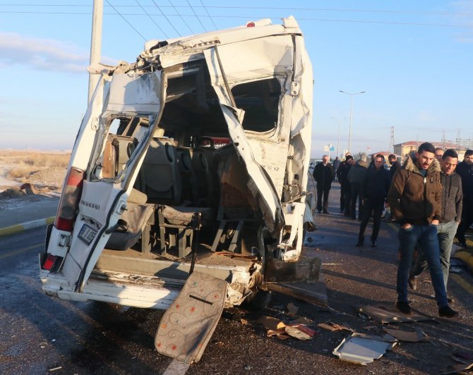 Aksaray’da servis otobüsü ve minibüsü çarpıştı: 17 yaralı