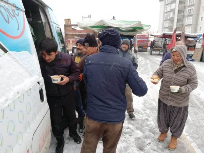 Ereğli Belediyesinden pazar esnafına sıcak çorba ikramı