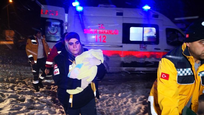 Kardan yolları kapanan köyde kar paletli ambulansta doğum