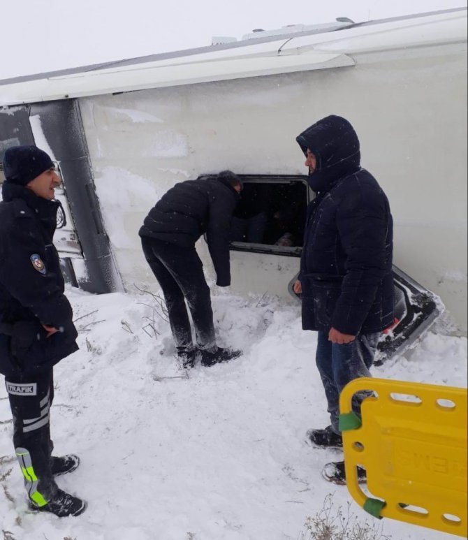 Konya’da yolcu otobüs şarampole devrildi: 4 yaralı