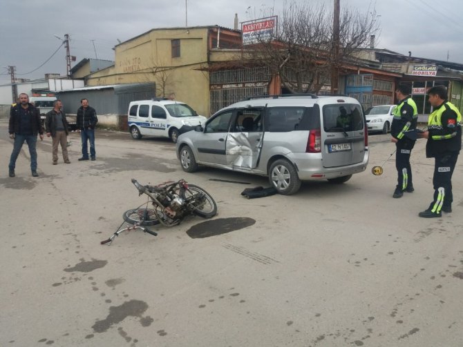 Motosiklet ile hafif ticari araç çarpıştı: 1 yaralı