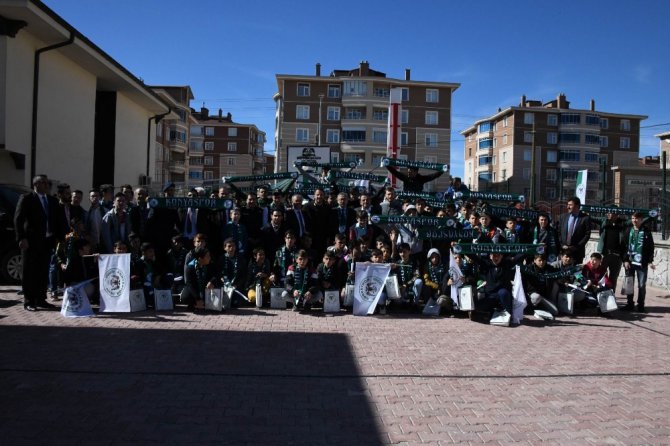 Atiker Konyasporlu futbolcular Şivlilik dağıttı