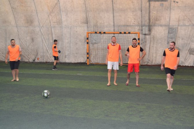 Topuklu ayakkabı ve babet giyen erkekler kadın futbolcularla maç yaptı
