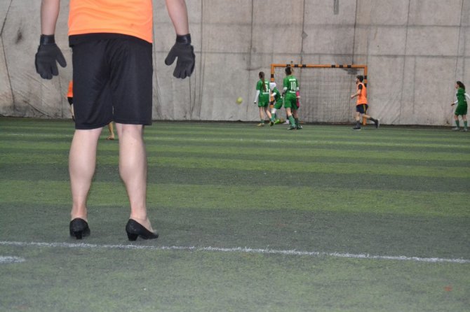Topuklu ayakkabı ve babet giyen erkekler kadın futbolcularla maç yaptı