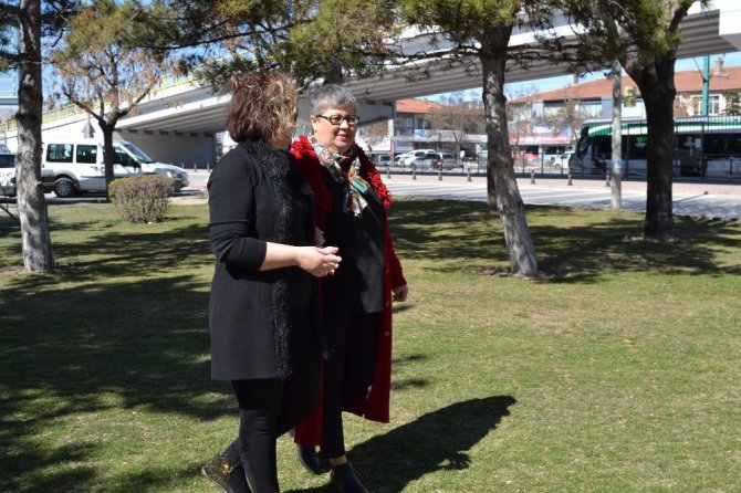 Her şeye rağmen mutlu olarak kanseri yenmek istiyor