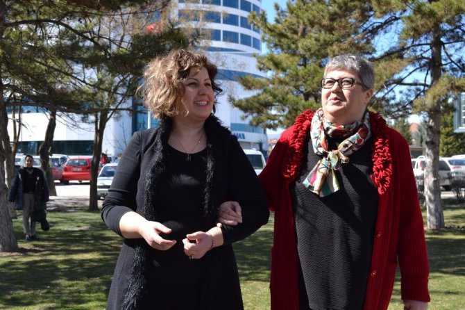 Her şeye rağmen mutlu olarak kanseri yenmek istiyor
