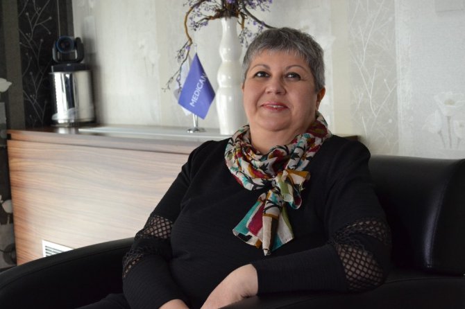 Her şeye rağmen mutlu olarak kanseri yenmek istiyor