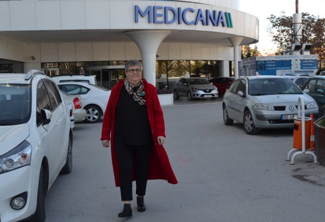 Her şeye rağmen mutlu olarak kanseri yenmek istiyor