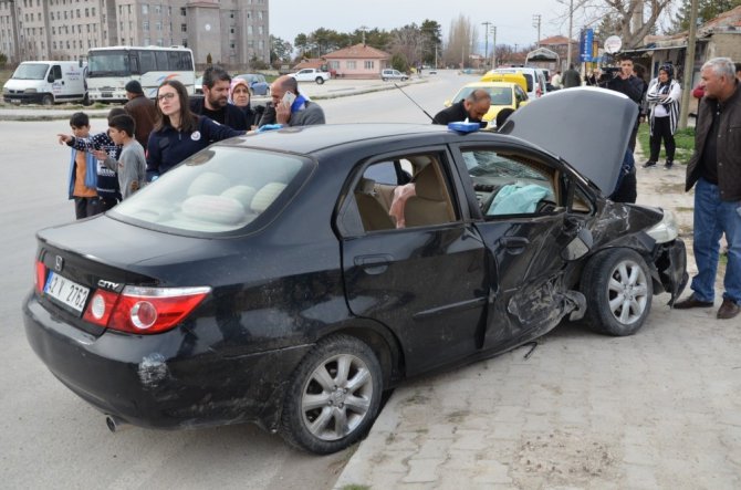 Hafif ticari araçla otomobil çarpıştı: 5 yaralı