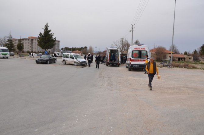 Hafif ticari araçla otomobil çarpıştı: 5 yaralı