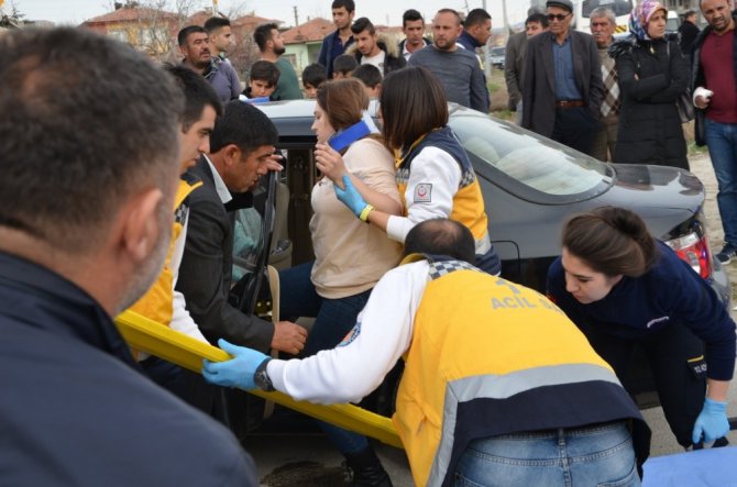 Hafif ticari araçla otomobil çarpıştı: 5 yaralı