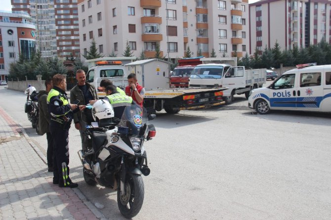 İkiz plakalı kamyonetler yan yana yakalandı