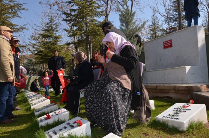 Aksaray’da şehitler mezarı başında anıldı