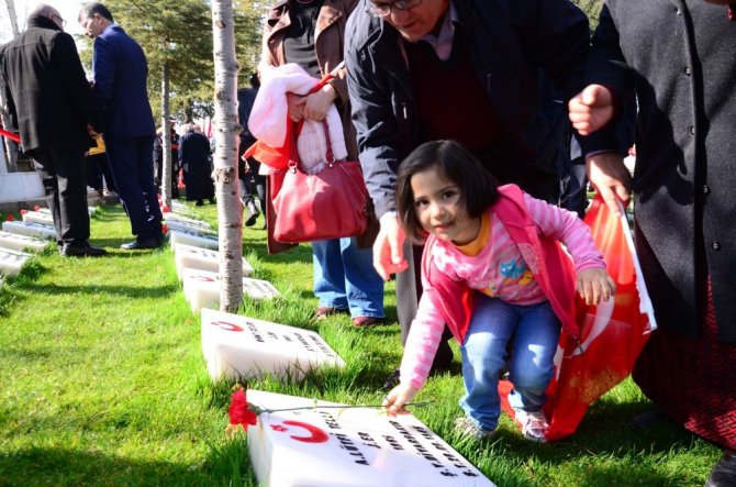 Aksaray’da şehitler mezarı başında anıldı