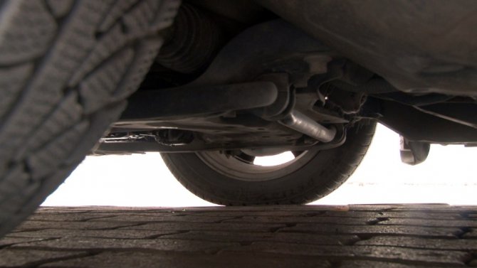 Otomobilin motoruna giren kedi, yakalanması bulunan otomobili ele verdi