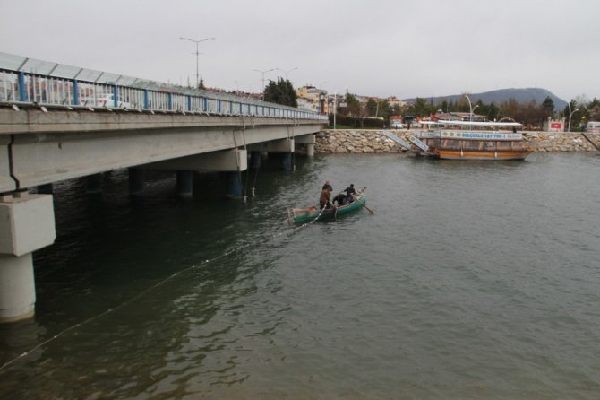 Beyşehir Gölü’nde avcılardan balık kaçağına ağlı önlem