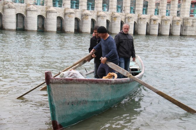 Beyşehir Gölü’nde avcılardan balık kaçağına ağlı önlem