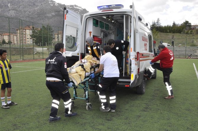 Ayağını çapa makinesine sıkıştırdı