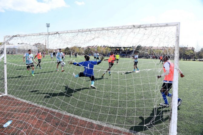 Konya’da uluslararası futbol ve masa tenisi turnuvasının ödülleri verildi