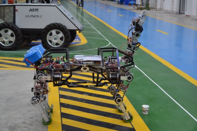 Dört ayaklı yerli ve milli robot ‘ARAT’ araziye çıktı