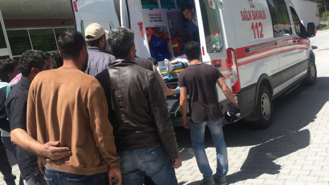 İnşaat kalıpçısı 4. kattan düşerek ağır yaralandı