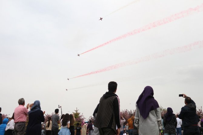 Türk Yıldızları ve Solo Türk’ten nefes kesen gösteri