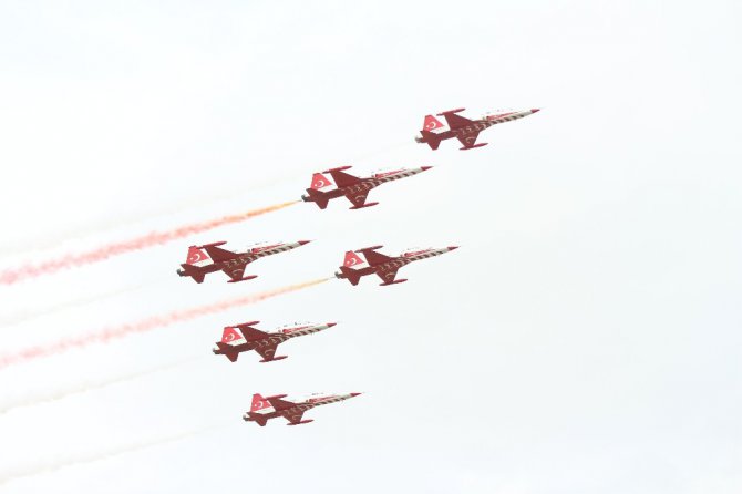 Türk Yıldızları ve Solo Türk’ten nefes kesen gösteri