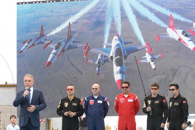 Türk Yıldızları ve Solo Türk’ten nefes kesen gösteri