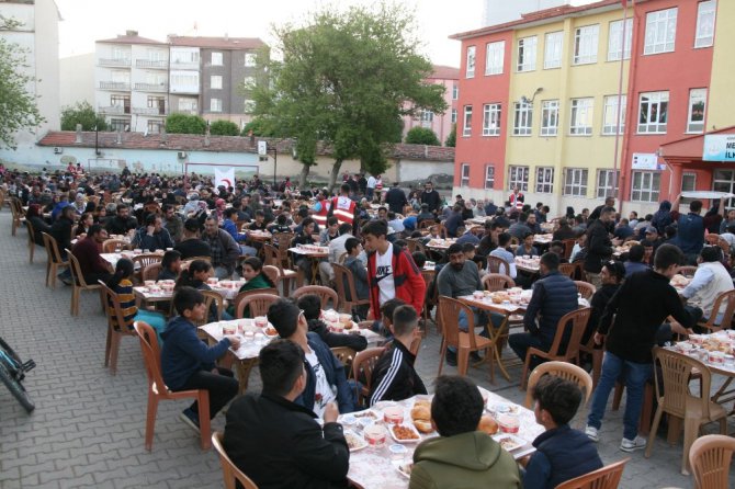 Kulu’da Bin 200 kişiye iftar yemeği verildi.